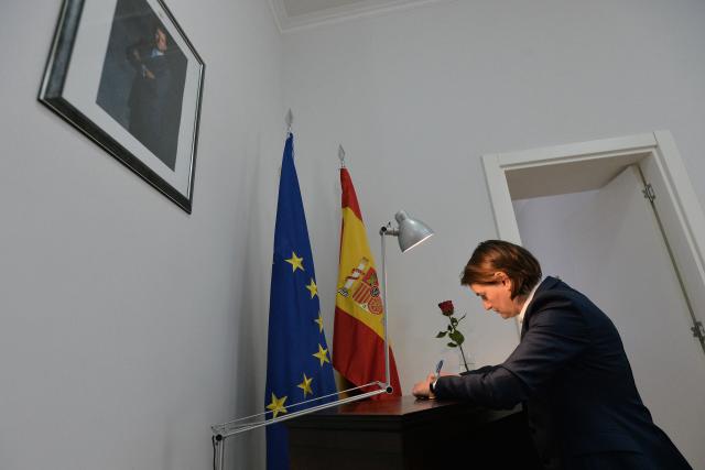 Brnabić se upisala u Knjigu žalosti u Ambasadi Španije