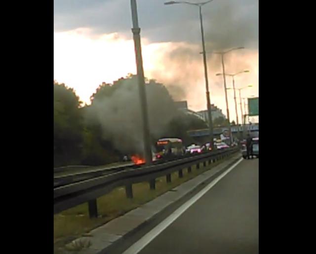 Kolaps na auto-putu zbog zapaljenog automobila / VIDEO