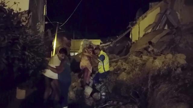 Srećan kraj: Iz ruševina izvučena beba i njena braća VIDEO