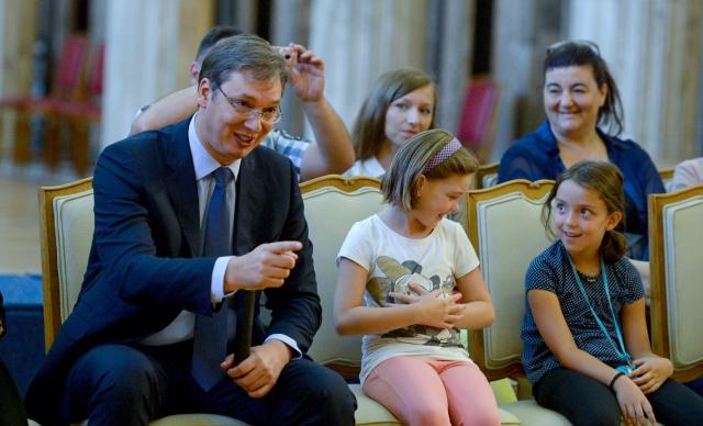Vučić s decom iz HR, poseban poklon zbog ćirilice VIDEO