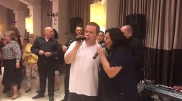 Dačić opet peva - nastavnicima na grčkom i ruskom VIDEO