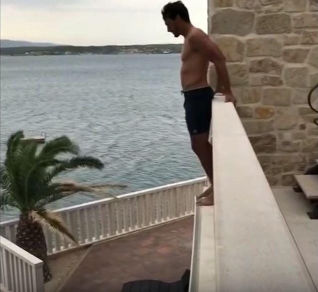 Humels upozoren zbog skoka s balkona u bazen