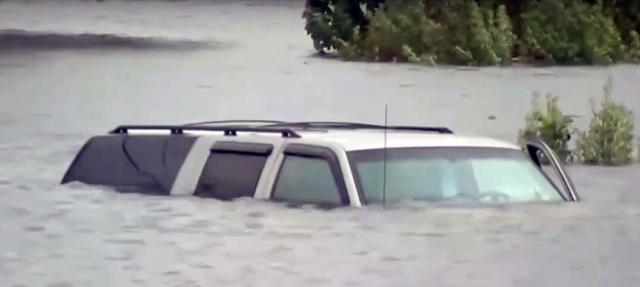 Harvi ostavio iza sebe pola miliona poplavljenih vozila