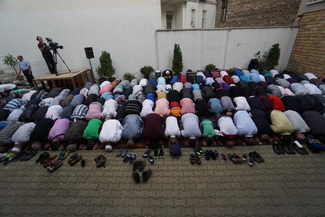 Bajramska molitva ispred Bajrakli džamije u Beogradu
