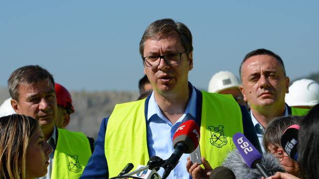 Vučić: Neka prete, ne plašim se, živ sam i radim