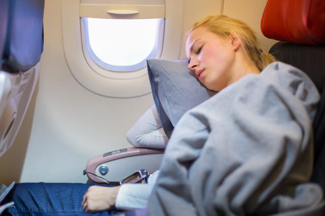 Zašto ne treba spavati u avionu pri poletanju i sletanju?