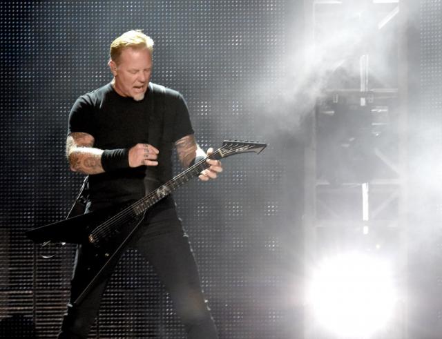 Pevač benda Metallica pao na sceni (VIDEO)