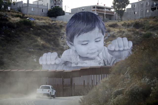 Džinovski portret dečaka prkosi na granici između Meksika i SAD
