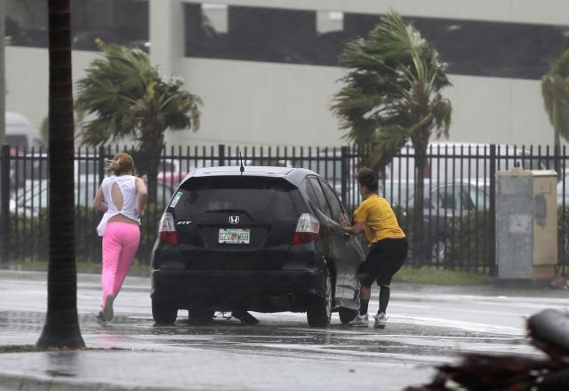 Irma "udarila" Floridu: Ima mrtvih, milion u mraku / VIDEO