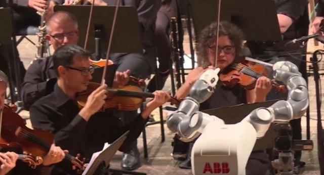 Robot dirigovao orkestru na Boèelijevom koncertu u Pizi