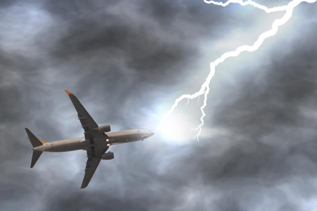 Šta se desi kada munja udari u avion?
