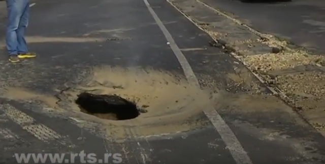 "Otvorio" se asfalt, bus upao u rupu, kolaps VIDEO