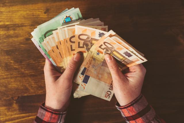 Službenik banke davao klijentima lažne novčanice od 100€