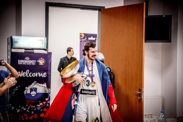 Dragiæ se odužio i Draženovoj majci poklonio dres