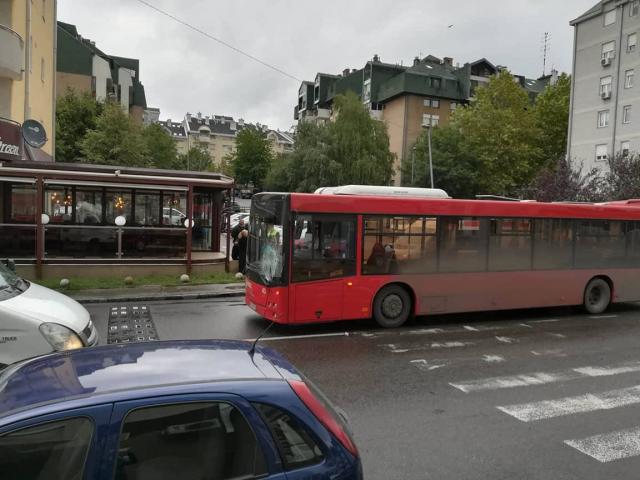 Autobus udario èoveka i dete na pešaèkom