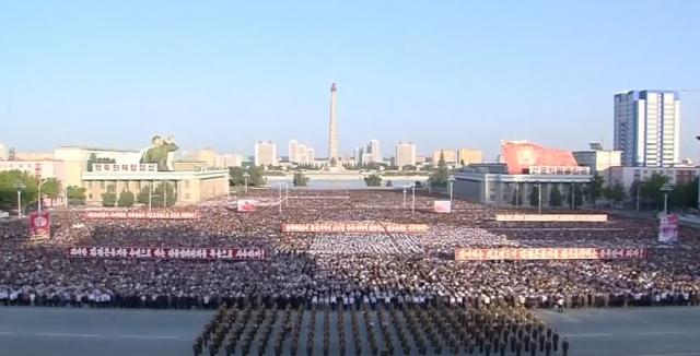 Pjongjang: Paradom protiv Trampa – pesnice i rakete VIDEO