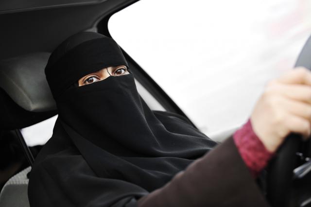 Saudijski sveštenik: Žene imaju pola mozga, pa i manje kad kupuju