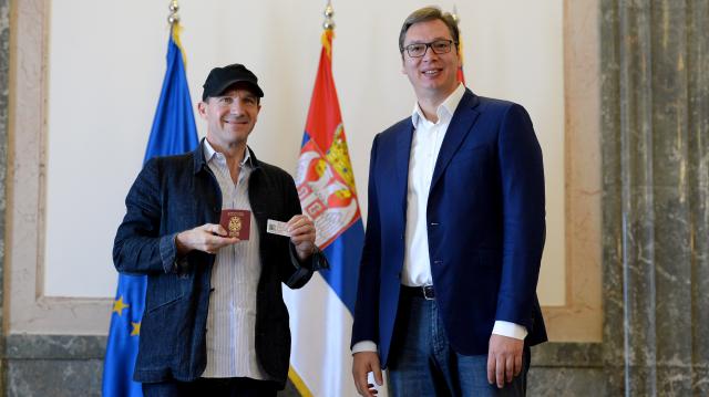 Vučić uručio srpski pasoš i ličnu kartu Rejfu Fajnsu FOTO