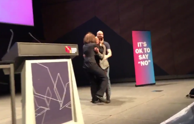 Skup protiv gej brakova prekinut poljupcem dve žene VIDEO