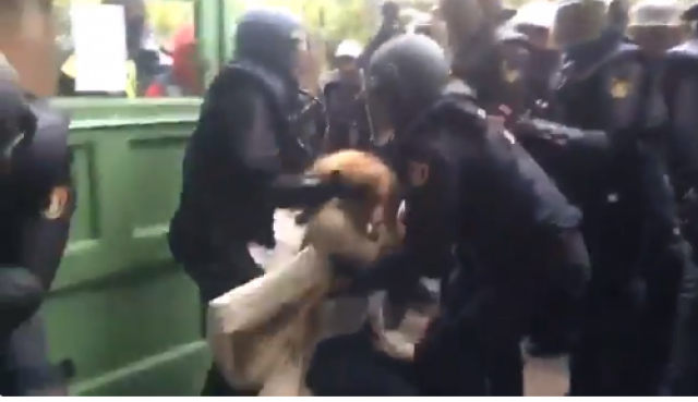 Nemilosrdna španska policija šutira i èupa za kosu VIDEO