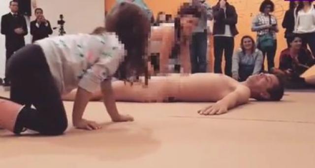 Devojčica dodirnula nagog umetnika, javnost se podigla na noge