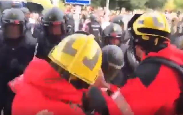 Ludilo u Kataloniji – policajac udara vatrogasca / VIDEO