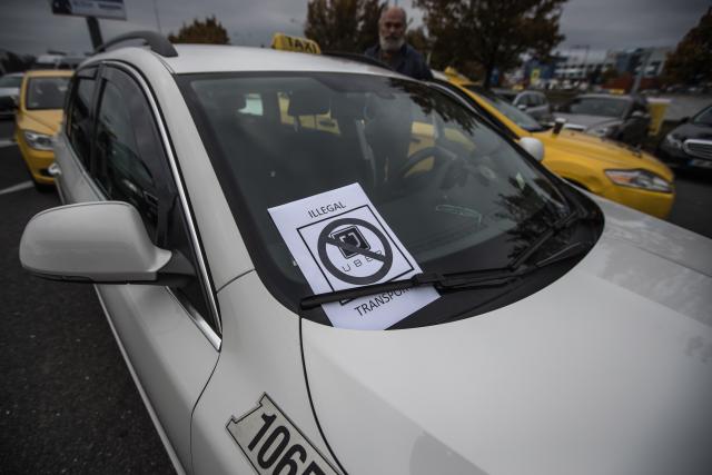 Taksisti blokirali aerodrom: Stop Uberu FOTO