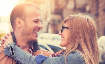 Zašto su žene sreænije sa manje lepim muškarcima?