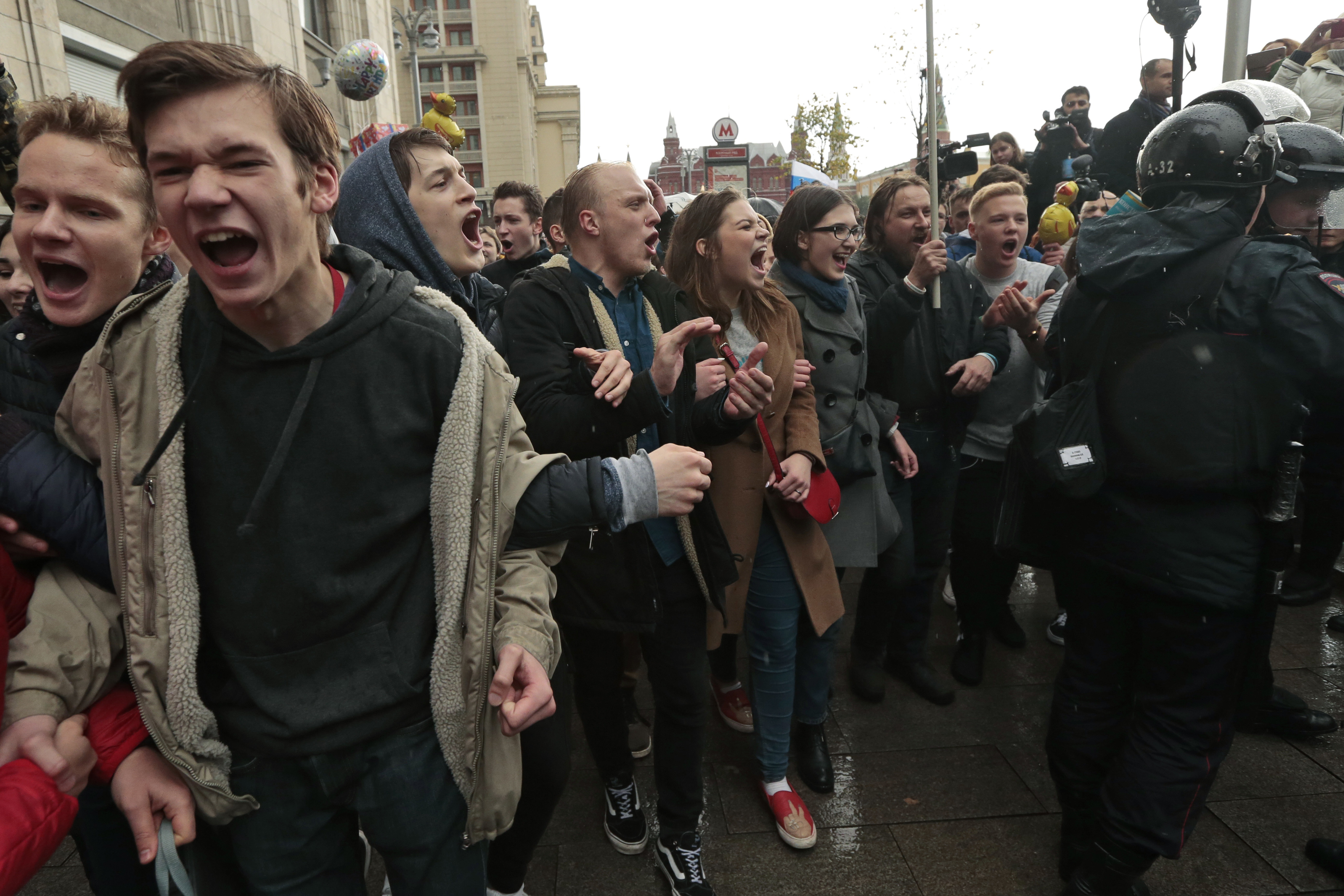 Дети на митинге навального. Молодежь на митинге. Протесты молодежи. Школьники на митинге. Молодежь на митингах Навального.