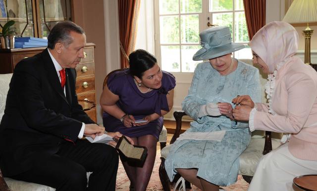 Prva dama Turske: Pije čaj od 1.800 evra, a zna i da zaustavi saobraćaj zbog šopinga