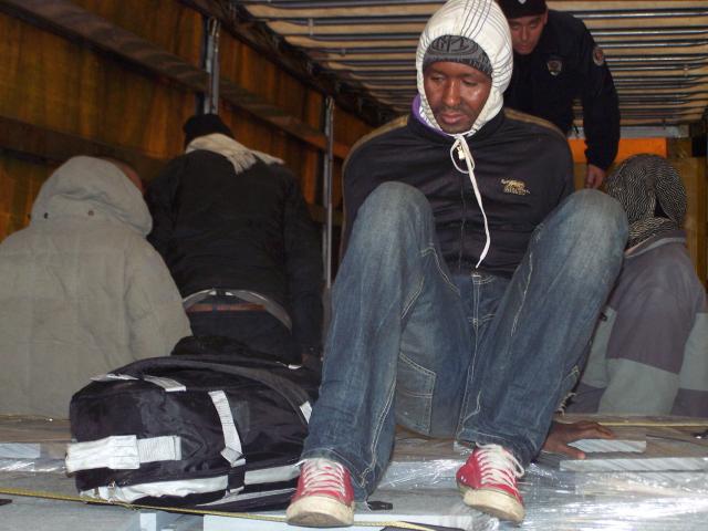 Otkriveno pet migranata u kamionu sa odeæom