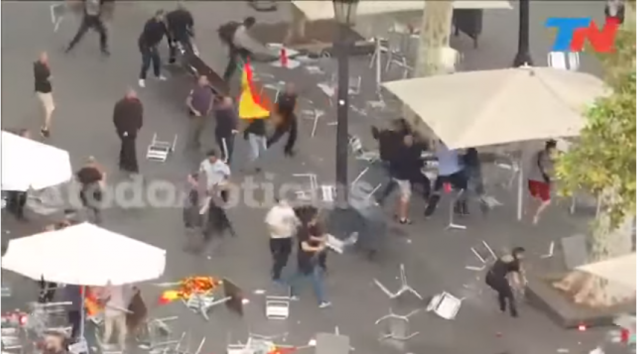 Lete stolice u Barseloni, novi sukob demonstranata VIDEO