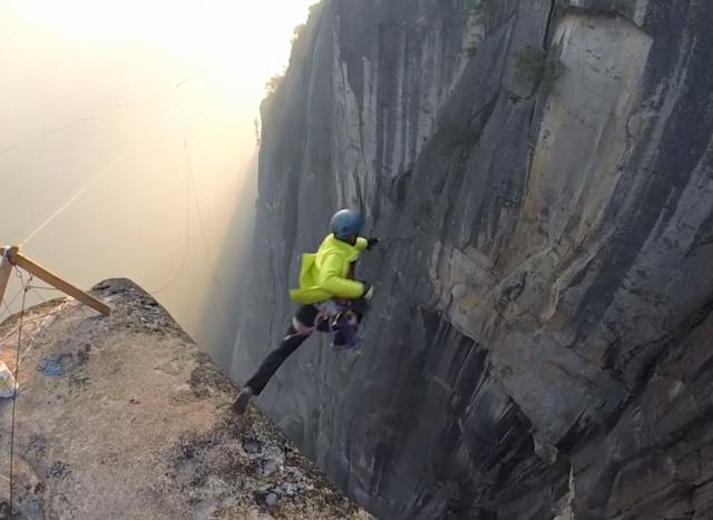 Skočio je sa litice visoke 250 metara - bez padobrana / VIDEO