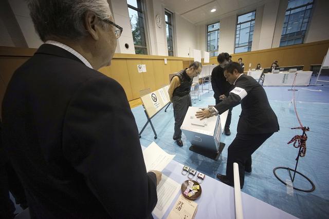 Abe ubedljiv na izborima, blizu dvotrećinske većine