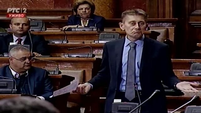 Martinović doneo Vučićev indeks, dvaput čitao ocene VIDEO
