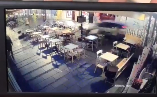 Objavljen snimak: Auto uleæe, "juri ljude" VIDEO