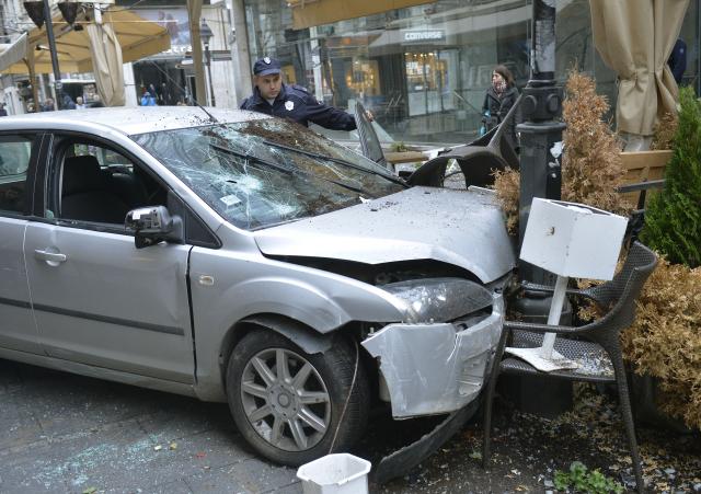 Autom uleteo u Knez Mihailovu, dve osobe povreðene FOTO