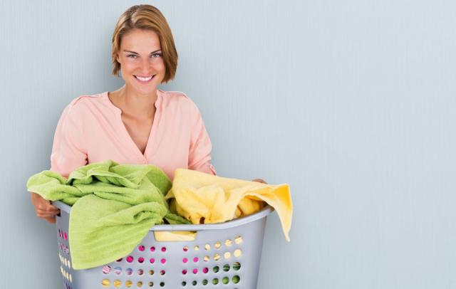 Èuvanje deteta, pranje, kuvanje: Koliku platu treba da imaju domaæice?