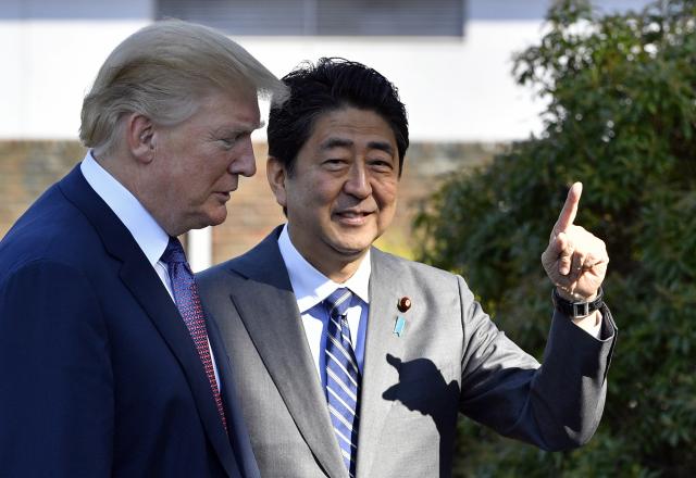 Tramp završio posetu Japanu, Abe dobio kaèket