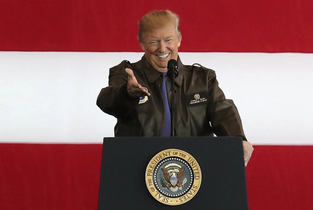 Tramp zamenio sako vojnom jaknom: 