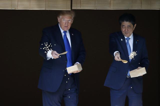 Abe se skotrljao, Tramp nastavio da igra golf VIDEO