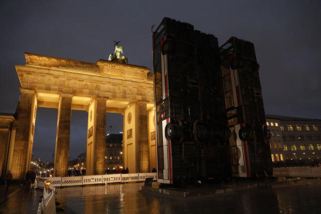Ispred Brandenburške kapije u Berlinu osvanuo neobièan spomenik