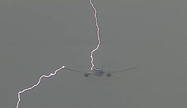 Putnièki avion u trenutku poletanja pogodila munja /VIDEO