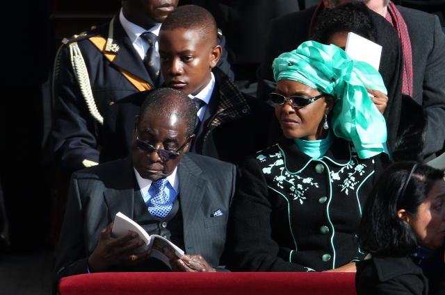 Mugabe smenjen i izbačen iz stranke, izbačena i Grejs