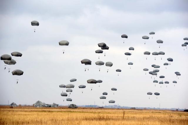 Serbian and US paratroopers in joint exercise/PHOTOS, VIDEO