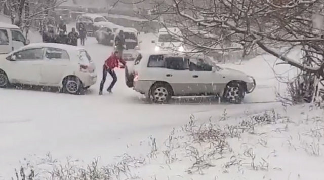 Ruska zima: 250 sudara za 24h, automobili kao sanke VIDEO