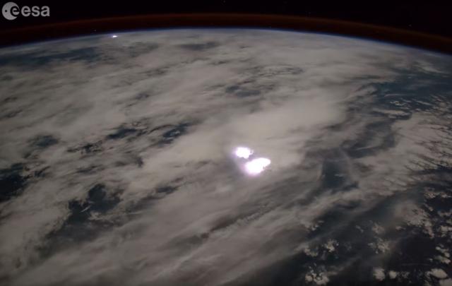 Ovako meteor u letu ka Zemlji izgleda iz Svemira / VIDEO