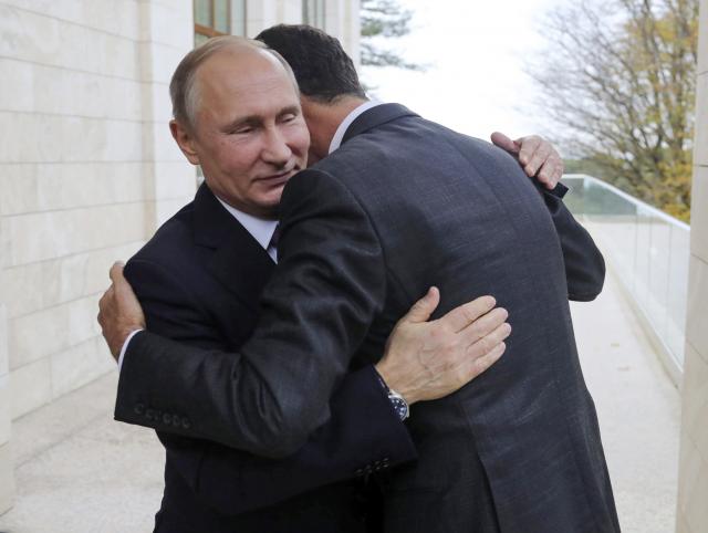 Asad iznenada kod Putina na četiri sata, zagrljaj i poklon