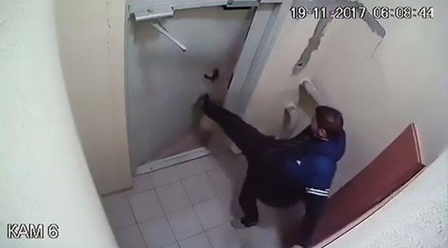 Snimak pijanog Rusa koji razvaljuje vrata šokiraće i njega samog
