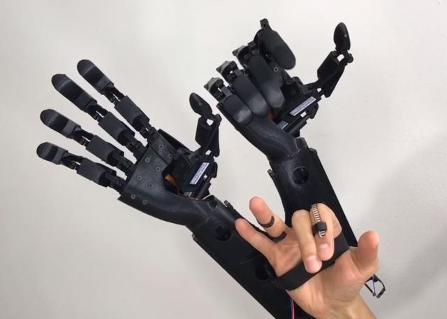 Robotska ruka za brže kucanje i postavljanje rekorda u igricama
